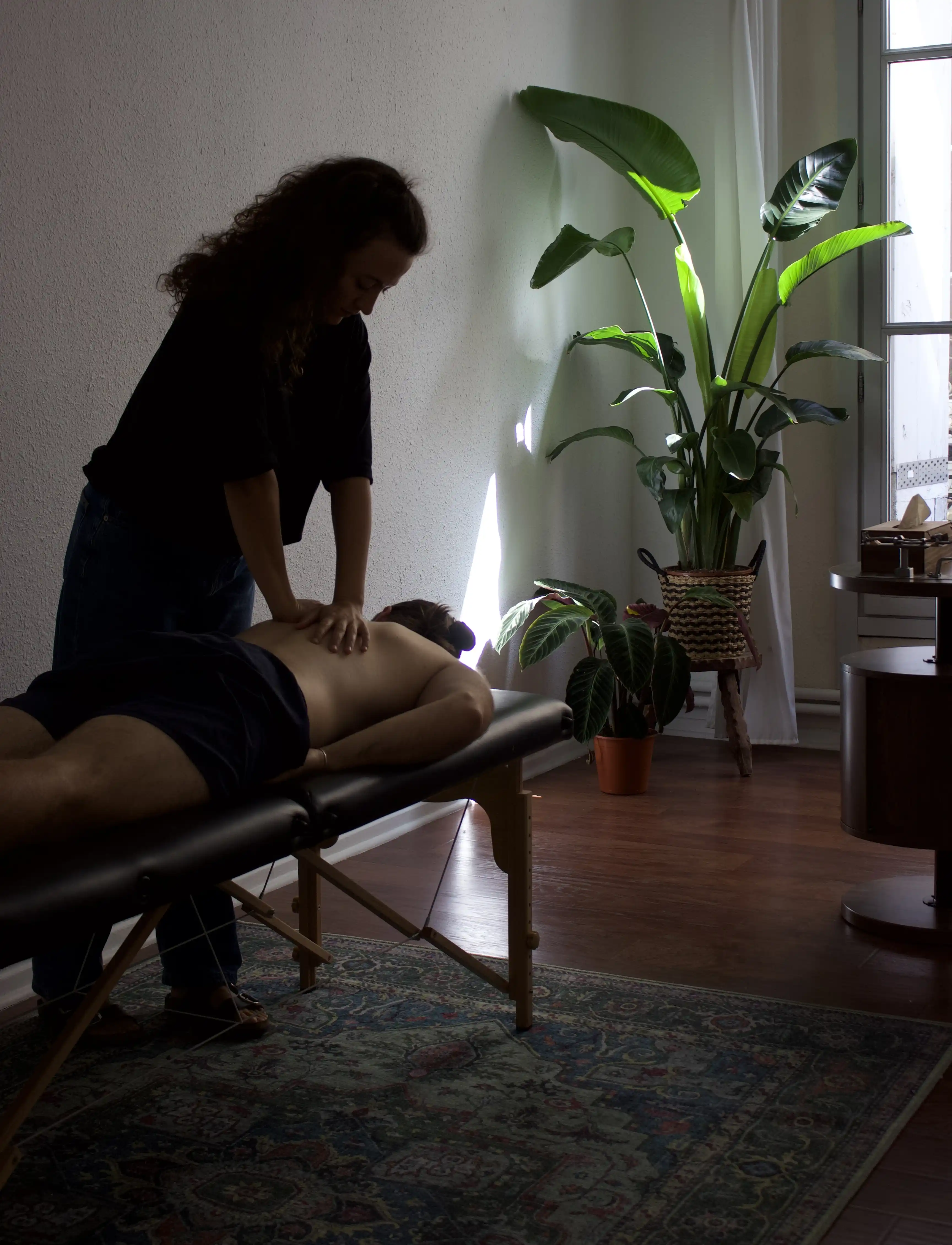 Élodie Morillas, ostéopathe à Montpellier, pratiquant une manipulation ostéopathique du dos